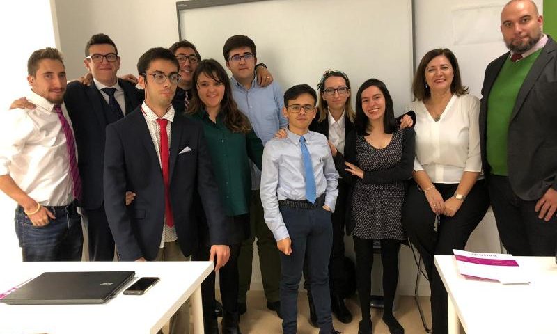 Rosa María Anaya con los alumnos de la Fundación A la Par